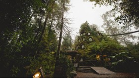 Hotel Ajaib Beratap Air Terjun di Kaki Gunung Andes