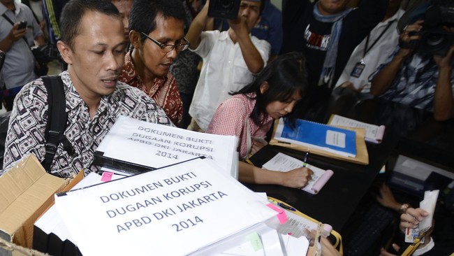 ICW berharap penetapan tersangka satu capim KPK oleh Polri itu bukan hanya berdasarkan laporan saja, tetapi telah melalui penyelidikan dan penyidikan.