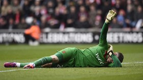 Kiper Terbaik Liga Inggris Menepi Hingga Akhir Musim