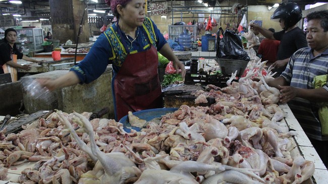 Pemerintah akan berupaya memastikan pasokan beras, gula, daging, telur, dan ayam mencukupi selama puasa dan lebaran untuk menekan inflasi.