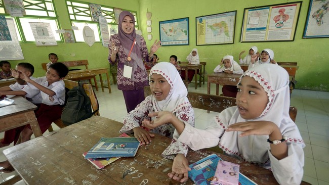 Ini cerita tentang cinta dan cita-cita. Pastinya semua insan kamil ingin meraih cinta dan cita-cita, bukan?