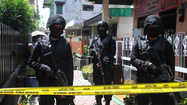 Polisi Periksa Lima Saksi Ledakan Bom Mal Alam Sutera Meski Kapolri sempat menyebut kemungkinan ledakan bom terkait seruan ISIS, namun hingga kini penyidik masih menelusuri motif peledakan bom Mal Alam Sutera.