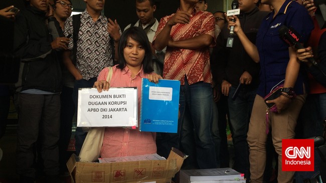 Kerugian akibat markup dan sekongkol antara pejabat pembuat komitmen, distributor, peserta dan pemenang lelang.