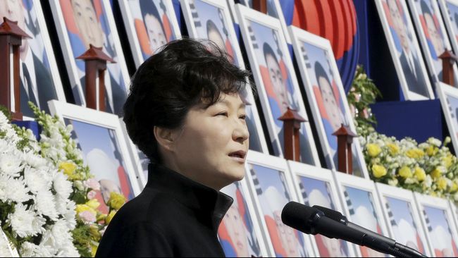 Kejatuhan Eks-Presiden Korsel, Dari Protes Mahasiswa ke Bui Skandal yang berujung pada vonis penjara 24 tahun untuk eks Presiden Korsel Park Geun-hye pecah saat ribuan mahasiswa menggelar protes, 18 bulan lalu.