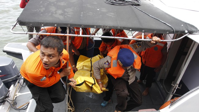 Menlu meminta agar para korban, baik yang selamat maupun meninggal, dapat diupayakan kemudahan perawatan dan pemulangan.