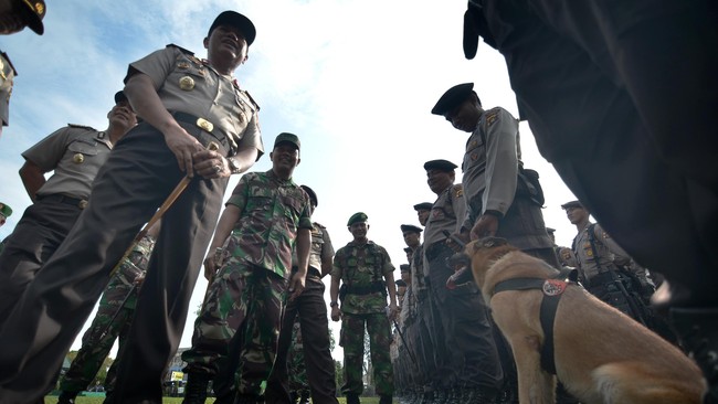 "Biaya perjalanan jadi lebih irit," kata Wakil Presiden Jusuf Kalla saat ditanya dua kunjungan kerja berbeda dengan istrinya, Mufida Kalla, di Jambi.