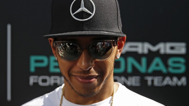 Lewis Hamilton menunjukkan kualitasnya sebagai juara bertahan Formula Satu dengan menjadi pembalap tercepat di sesi latihan bebas kedua di Sepang.