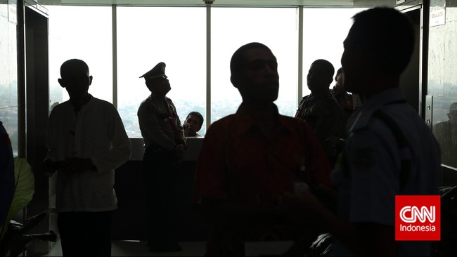 Kubu Agung gagal mengambil alih Sekretariat Golkar. Mereka terhenti hanya sampai lobi fraksi. Password telah diganti kubu Ical, tak bisa mereka akses.