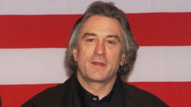 Robert De Niro, yang diberi penghargaan atas film Remembering the Artist, membalas lelucon Jennifer Lawrence di atas panggung GLAAD Awards.
