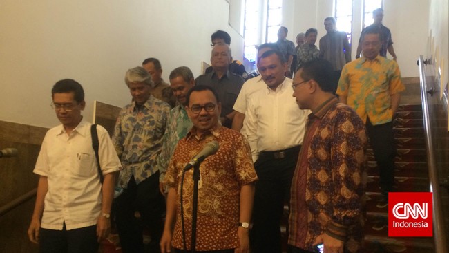 Menteri ESDM Sudirman Said berharap dalam dua pekan Pertamina, Total, dan Inpex mencapai kesepakatan masa transisi pengalih-kelolaan Blok Mahakam. 