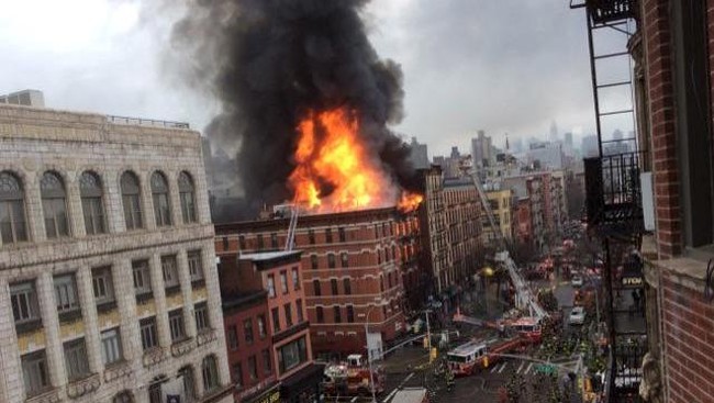 Sebuah ledakan gas diperkirakan menyebabkan empat bangunan apartemen di Manhattan, Amerika Serikat, runtuh dan terbakar pada Kamis (26/3).