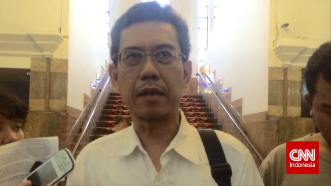 PT PLN (Persero) dituntut transparan dalam pengelolaan listrik dengan menyosialisasikan program penggantian listrik ke pelanggan secara resmi.