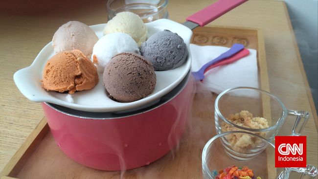 Tampilan es krim kini tak lagi monoton. Es krim tampil lebih kreatif dengan berbagai tambahan topping, rasa dan penyajian yang unik.
