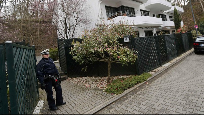 Kopilot Andreas Lubitz mengunci kapten pilot di luar kokpit dan membuat pesawat menukik jatuh, menabrak lereng pegunungan Alpen, menewaskan 150 orang.