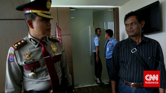 Fahri mencontohkan kejadian yang seharusnya tak terjadi yakni saat ketua DPR Marzuki Ali pernah dilempari botol air mineral oleh pengujuk rasa.