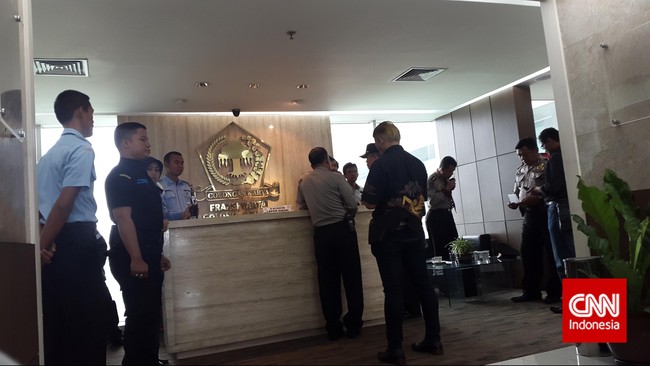 Pengamanan di sekitar kantor diperketat setelah adanya informasi tentang rencana perebutan kantor oleh kubu Agung Laksono usai shalat Jumat.