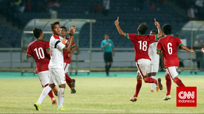 Indonesia tampil impresif di babak pertama dan sukses mencetak dua gol ke gawang Timor Leste lewat Adam Alis dan tendangan penalti Manahati Lestusen.