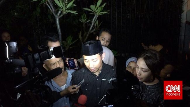 Terlihat air muka Ayu Dewi tak sanggup menahan kesedihannya. Ia terus terisak dan enggan memberikan komentar apapun.