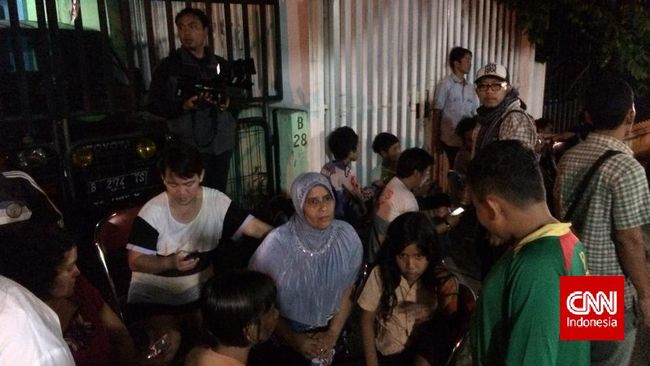 Sembari menanti jenazah Olga di rumah duka, Dorce memimpin doa bersama para pelayat untuk ketenangan almarhum di sisi-Nya.