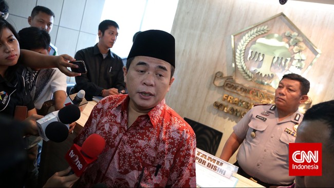 Ketua Fraksi Partai Golkar Ade Komarudin menegaskan tidak akan membayar tunjangan kepada anggotanya yang tidak mau menjalankan tugas di komisi yang baru.