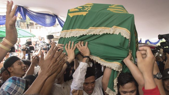Ratusan warga yang berebut datang untuk melihat langsung proses pemakaman Olga, menginjak makam-makam di sekitar tempat persemayaman terakhir presenter itu.