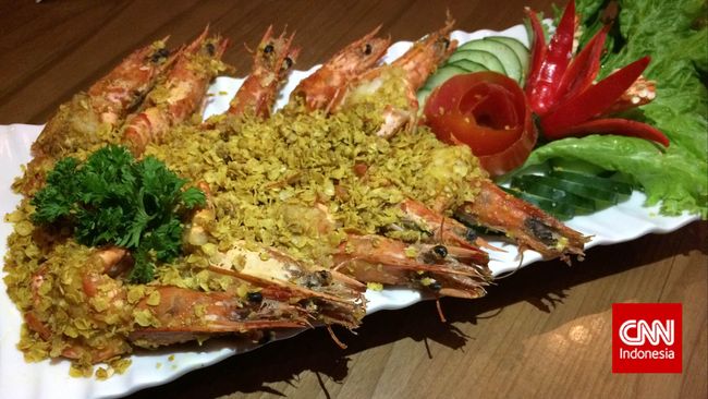 Executive Chef Horison Hotel Samarinda, Fatahillah berbagi resep masakan praktis, udang goreng gandum rempah.