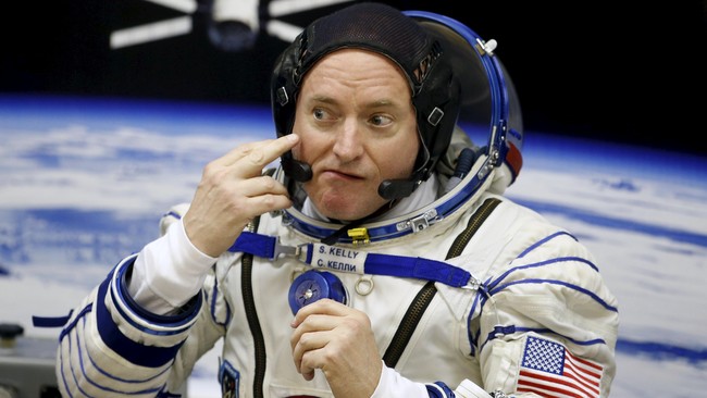"Ibaratnya, narapidana saja bisa kabur, Anda di sini tak bisa ke mana-mana," curhat Scott Kelly yang harus tinggal setahun di antariksa demi penelitian.