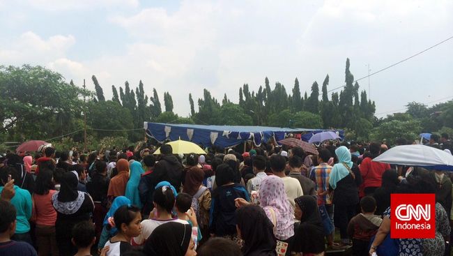 Warga berdesakan dan saling sikut demi bisa melihat jenazah Olga untuk terakhir kalinya. Dalam situasi ini, terlihat seorang anak kecil yang tengah bersedih.