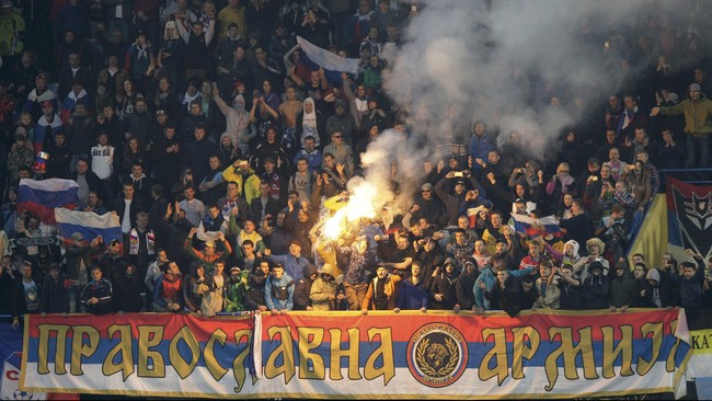 Aksi pelemparan suar oleh suporter ke para pemain di lapangan menyebabkan laga kualifikasi Piala Eropa 2016 Grup G antara Montenegro dan Rusia dibatalkan.