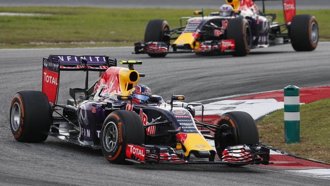 Red Bull Racing untuk kali pertama menjadi yang tercepat pada latihan bebas F1 2015 setelah Daniil Kvyat menguasai latihan bebas kedua GP Singapura.