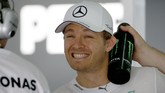 Potret Kualifikasi GP Malaysia di Bawah Derasnya Hujan Sesi kualifikasi grand prix Malaysia di sirkuit Sepang berlangsung di bawah derasnya hujan, Sabtu (28/3) petang. Lewis Hamilton pun menjadi yang tercepat.
