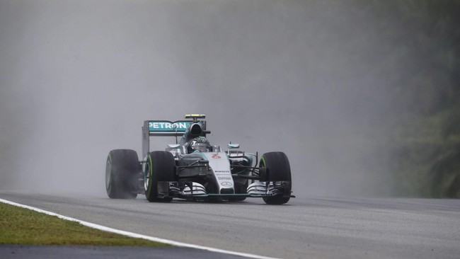 Nico Rosberg mencatatkan waktu terbaik dengan 1 menit 47,995 detik. Pebalap asal Jerman itu unggul 0,319 detik atas rekan setimnya, Lewis Hamilton.