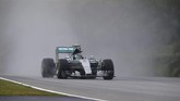 Potret Kualifikasi GP Malaysia di Bawah Derasnya Hujan Sesi kualifikasi grand prix Malaysia di sirkuit Sepang berlangsung di bawah derasnya hujan, Sabtu (28/3) petang. Lewis Hamilton pun menjadi yang tercepat.