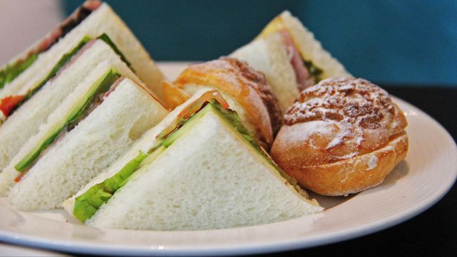 Media sosial tengah ramai memperbincangkan sandwich berisi mayones dan selai kacang. Netizen menganggapnya sebagai racikan yang aneh.