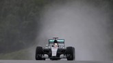 Potret Kualifikasi GP Malaysia di Bawah Derasnya Hujan Sesi kualifikasi grand prix Malaysia di sirkuit Sepang berlangsung di bawah derasnya hujan, Sabtu (28/3) petang. Lewis Hamilton pun menjadi yang tercepat.