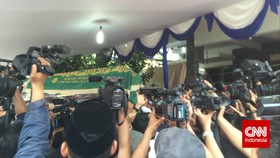 Jenazah Olga Syahputra Tiba, Rumah Duka Ricuh