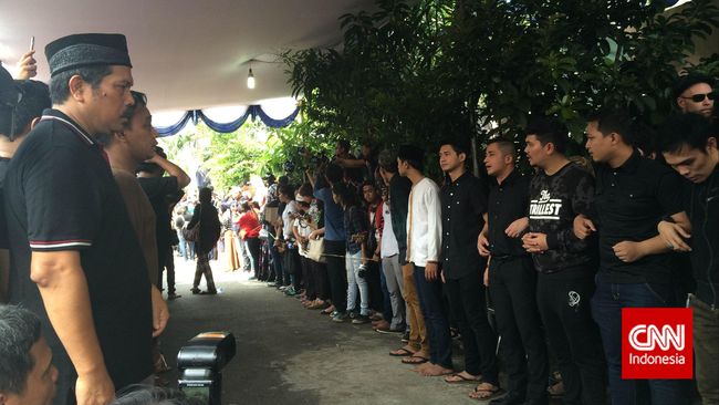 Di mesjid Nurul Iman, persiapan penyambutan jenazah Olga Syahputra sudah dilakukan.