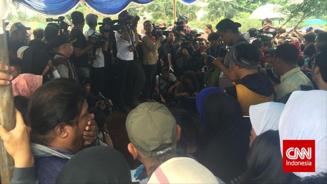Sekitar 300 orang warga memenuhi area pemakaman Olga Syahputra di TPU Pondok Kelapa, Unit Islam, Jakarta.