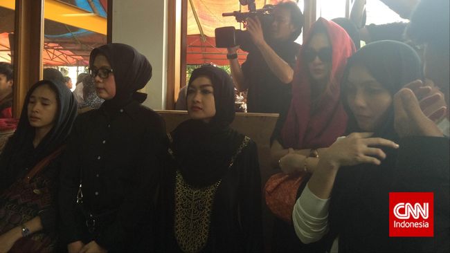 saat jenazah akan diturunkan ke liang lahat, Jupe dan Luna Maya tak kuasa menahan kesedihannya.