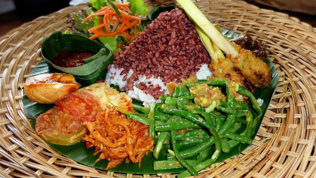 Musim hujan membuat virus dan bakteri berkeliaran di mana-mana dan dengan mudah hinggap di piring makanan yang siap Anda santap.