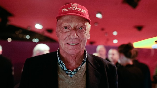 Legenda balap formula satu, Niki Lauda, rela hujan-hujanan di pinggir sirkuit demi memantau langsung perkembangan kualifikasi grand prix Malaysia, Sabtu (28/3).