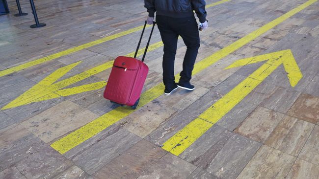 Melihat Koper Pintar yang Bisa 'Bergerak' Sendiri Sensor inframerah yang dibenamkan ke dalam koper pintar ini berperan besar untuk mendeteksi objek di sekeliling agar dapat dihindari.