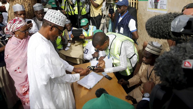 Pemilihan umum di Nigeria berlangsung tegang setelah oposisi menolak hasil pemilu yang belum diumumkan dan menuduh partai yang berkuasa melakukan kecurangan.