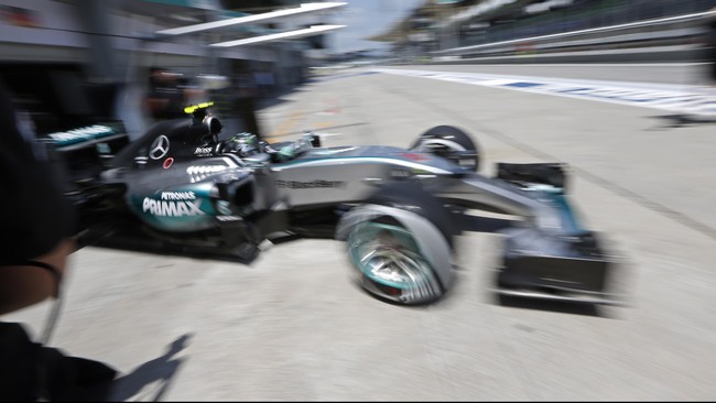 Nico Rosberg menjadi yang tercepat dalam latihan bebas terakhir jelang grand prix Malaysia di Sepang, sementara rekannya, Lewis Hamilton sempat bermasalah.