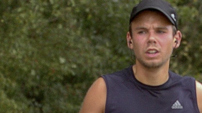 Lubitz diduga meracuni kopi Sondenheimer agar selalu ingin buang air kecil. Saat pilot ke toilet, Lubitz menguncinya di luar kokpit dan menabrakkan pesawat.