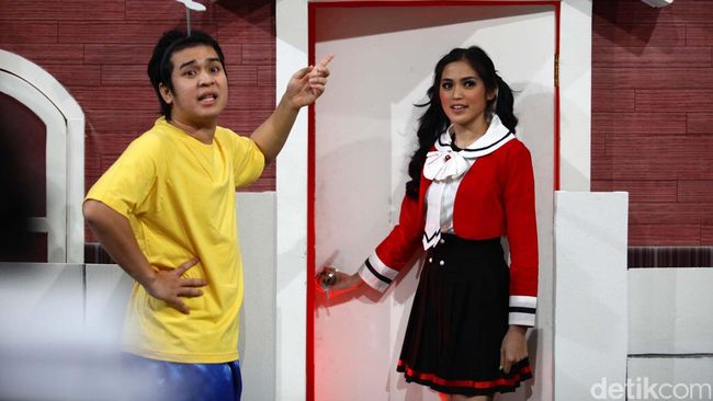 Billy Syahputra yang menerima piala Komedian Terfavorit untuk sang kakak di Panasonic Gobel Award 2015 semalam (28/5). Ia terinspirasi prestasi kakaknya itu.