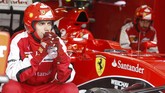 Potret Kualifikasi GP Malaysia di Bawah Derasnya Hujan Sesi kualifikasi grand prix Malaysia di sirkuit Sepang berlangsung di bawah derasnya hujan, Sabtu (28/3) petang. Lewis Hamilton pun menjadi yang tercepat.