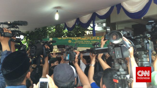 Sebelum salat jenazah Olga Syahputra dilakukan, Hidayat Nurwahid memberikan tausyiah.