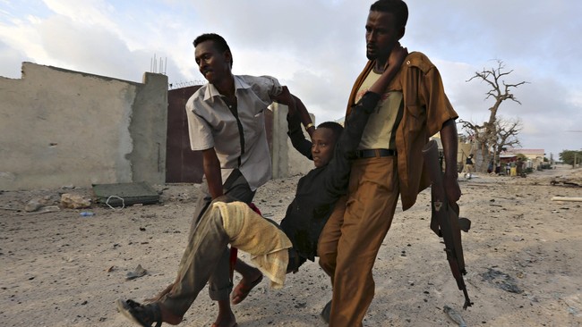 Kelompok militan Al-Shabaab menyerbu hotel Makka Al Mukarama di Mogadishu, menewaskan 15 orang termasuk duta besar Somalia untuk Jenewa.
