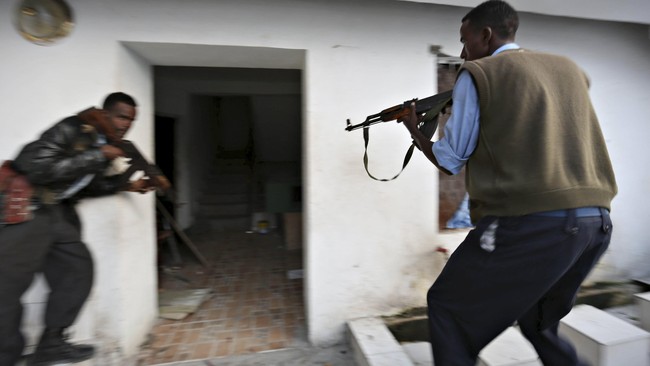 Militan terafiliasi Al Qaidah, Al Shabaab, membunuh 20 tentara dalam serangan ke pangkalan militer di sebuah kota di daerah semi otonom Puntland, Somalia.